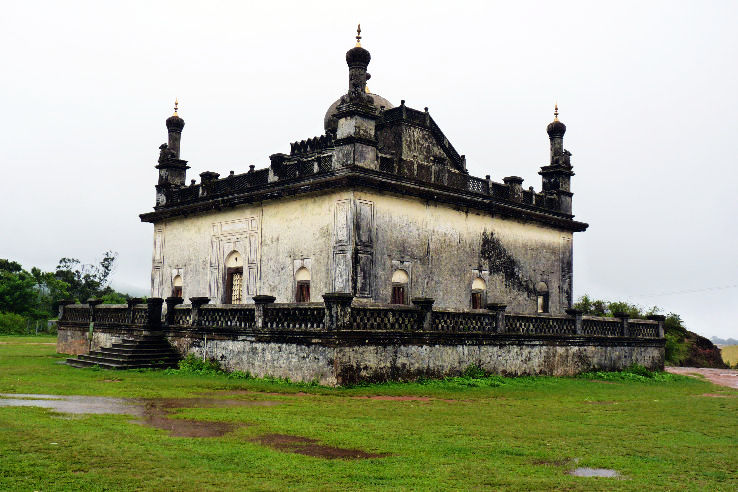 5. Rajas Tomb (Gadhige)